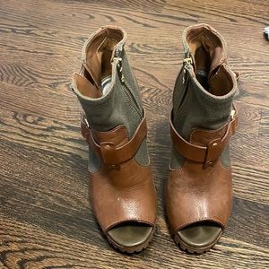 Tory burch size 6M booties